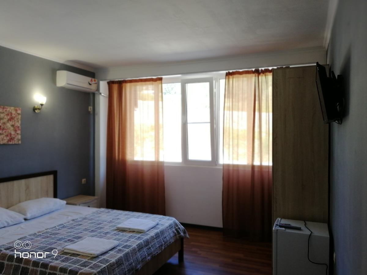 Mira Hotel New Athos Екстериор снимка